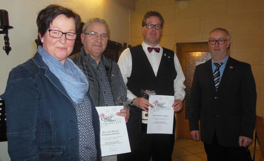 Ehrungen 2017 - Susanne Thudt (2. Vorsitzende) und Vizepräsident Friedhelm Deppe (re) umrahmen José Fernández (2.v.l.) und Christian Appun, Foto: F. Appun