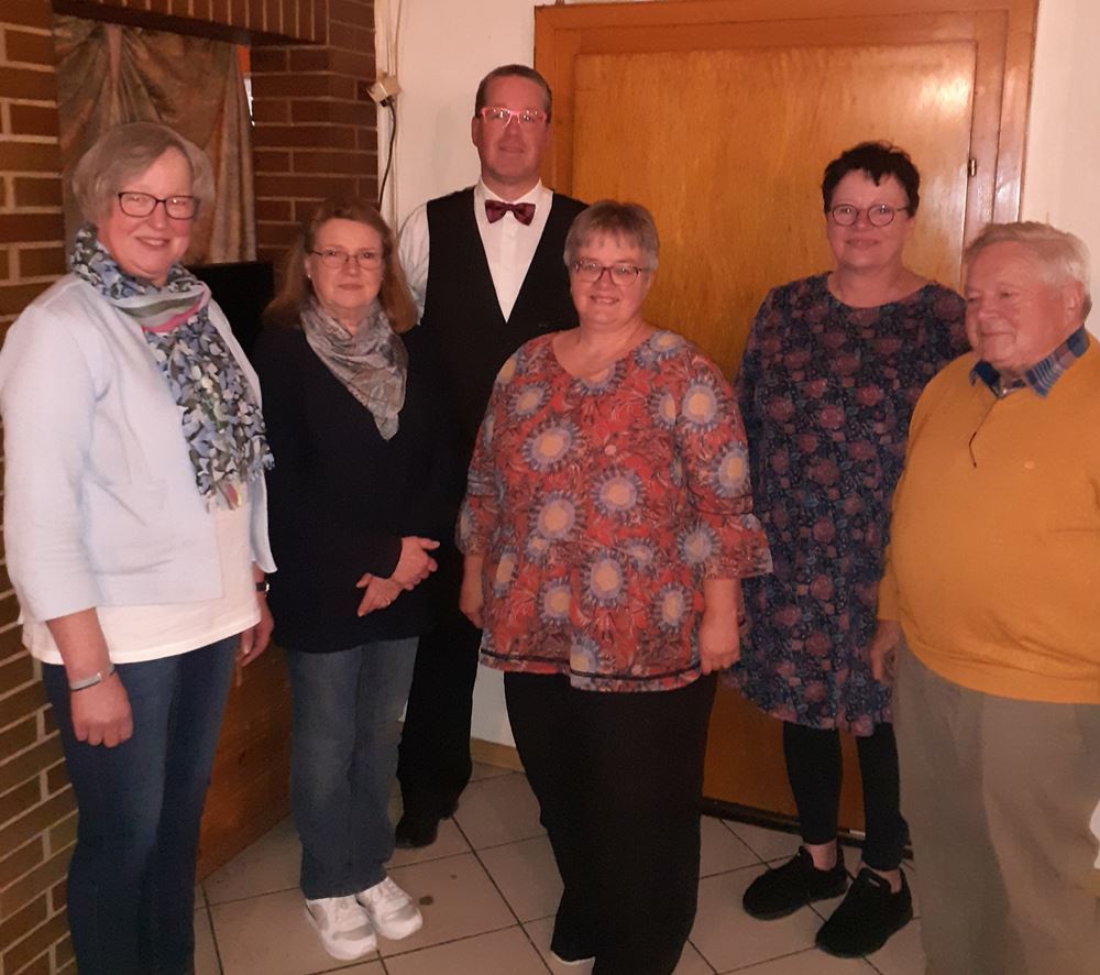 Susanne Thudt, Dorothea Schultz Christian Appun, Frauke Appun (Hauptvorstand) mit Dirigentin Katharina Hoyer und Ehrenvorsitzenden Kurt Appun, Foto: I. Keunecke Susanne Thudt, Dorothea Schultz Christian Appun, Frauke Appun (Hauptvorstand) mit Dirigentin Katharina Hoyer und Ehrenvorsitzenden Kurt Appun, Foto: I. Keunecke