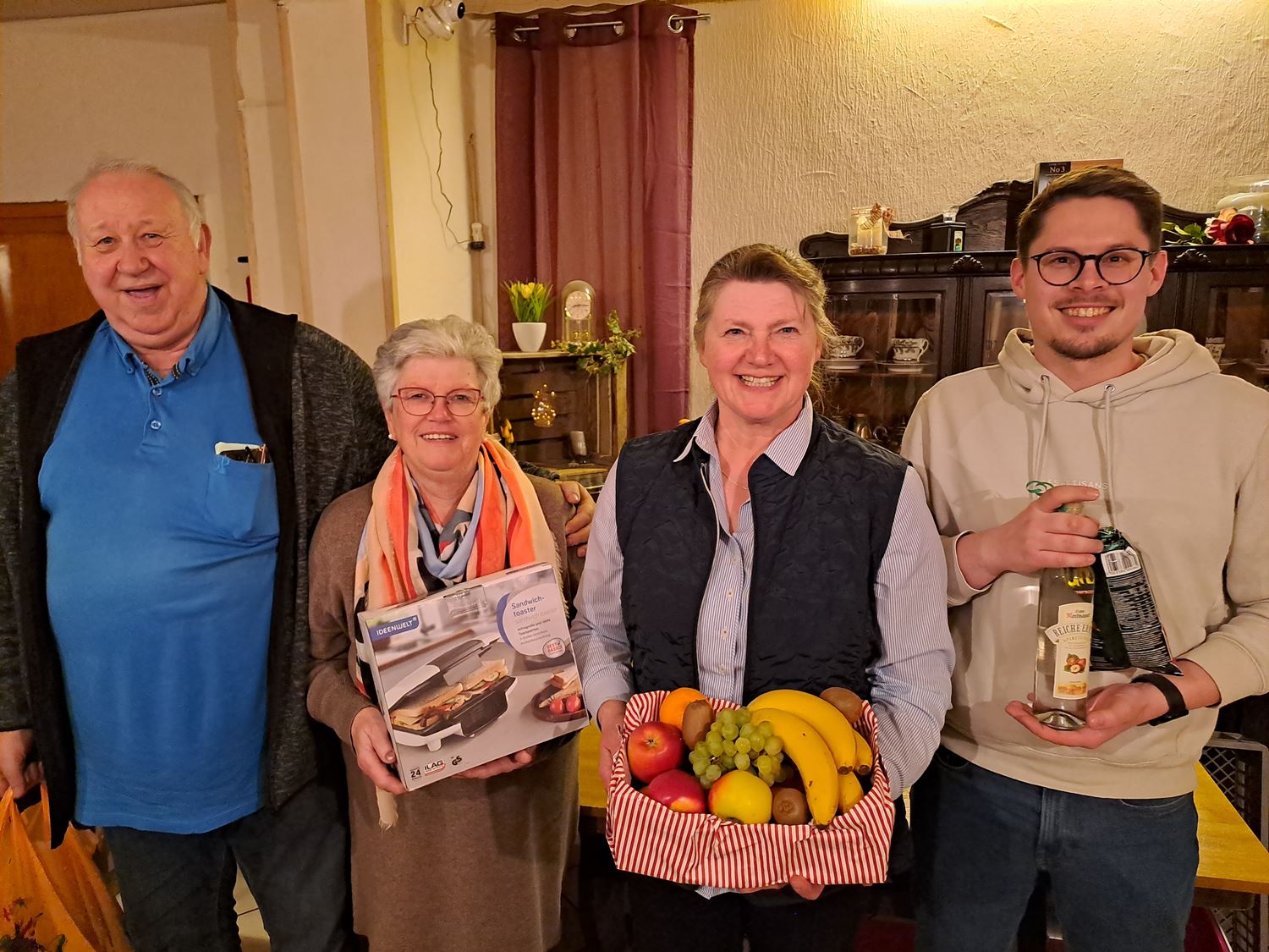 Die Gewinner des Herrhäuser Preisskats und MauMau-Turniers: (vorn von links) Manfred Sydekum, Steffi Möker, Silke Crome-Weinhausen und Tim Mogk mit ihren teils kulinarischen Preisen. Foto: C. Appun 2023 03 24 Chor Herrhausen Preisskat und MauMau 2023
