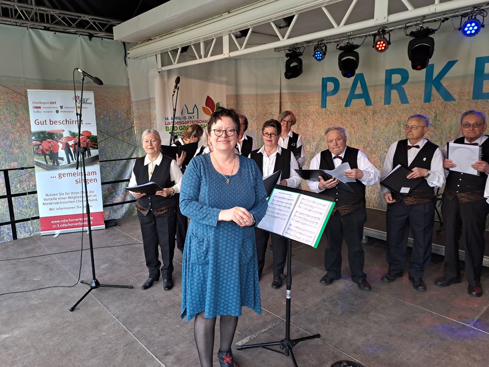 Herrhäuser Chor mit Dirigentin Katharina Hoyer beim Chorfest auf der LaGa Herrhäuser Chor mit Dirigentin Katharina Hoyer beim Chorfest auf der LaGa