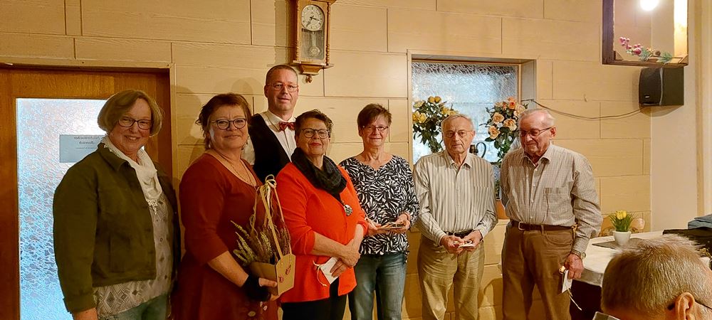 Katharina Hoyer, Irmtraut Keunecke, Jutta Markgräfe, Siegfried Rückemann, Rudi Rückemann werden für hohe Singbeteiligung geehrt, Foto: F. Appun Katharina Hoyer, Irmtraut Keunecke, Jutta Markgräfe, Siegfried Rückemann, Rudi Rückemann werden für hohe Singbeteiligung geehrt, Foto: F. Appun