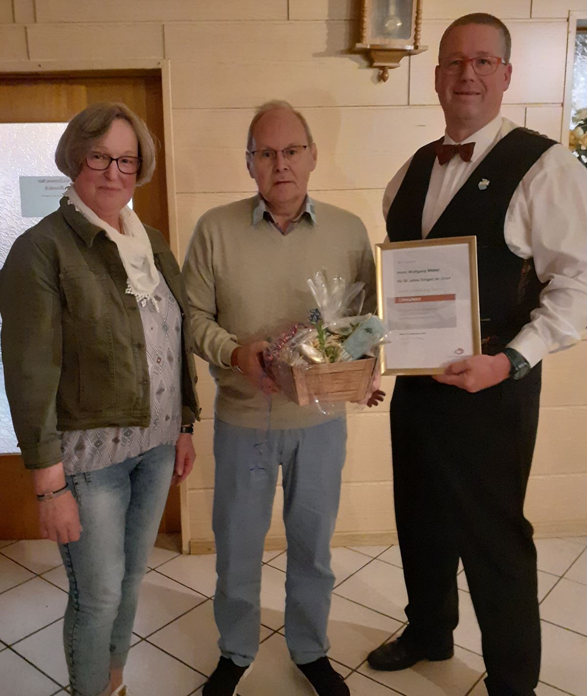 Susanne Thudt (links) und Christian Appun umrahmen das neue Ehrenmitglied des Chores Wolfgang Weber, Foto: I. Keunecke Susanne Thudt (links) und Christian Appun umrahmen das neue Ehrenmitglied des Chores Wolfgang Weber, Foto: I. Keunecke