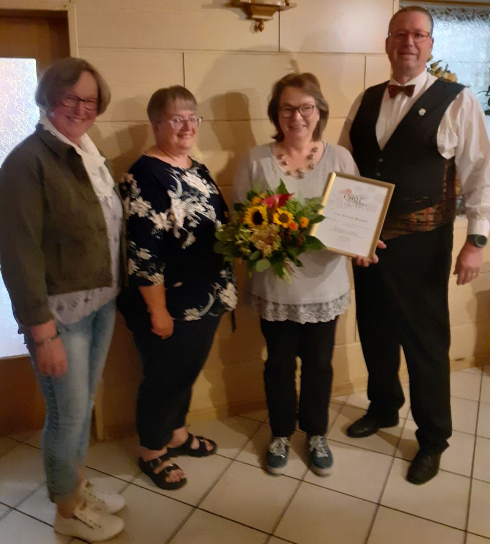 - Kerstin Kretzler für 25 Jahre geehrt.jpg: Kerstin Kretzler (2.v.r) wird für 25jährige Mitgliedschaft geehrt, Foto: I. Keunecke - Kerstin Kretzler für 25 Jahre geehrt.jpg: Kerstin Kretzler (2.v.r) wird für 25jährige Mitgliedschaft geehrt, Foto: I. Keunecke