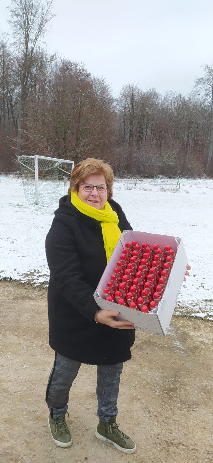 1. Vorsitzende Bettina Hartung überrascht mit Nikoläusen die Kinder