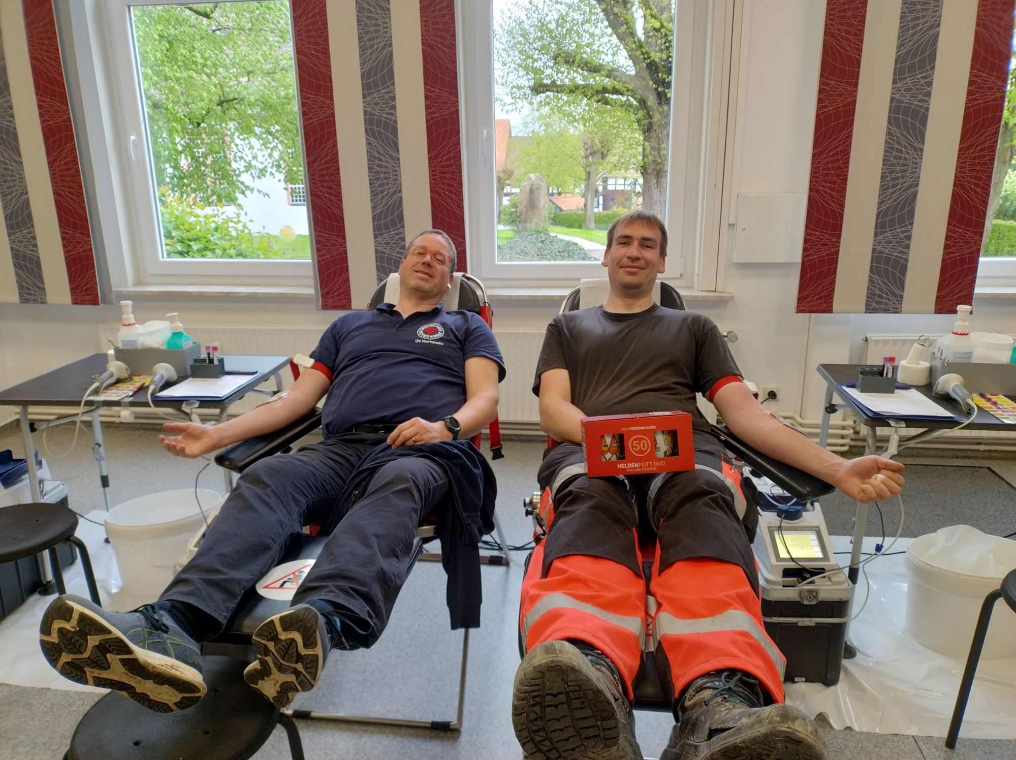 Fotounterschrift: Christian Appun und Tim Hannemann (v.l.) bei der Blutspende im DGH Herrhausen (Foto: Hartung). Fotounterschrift: Christian Appun und Tim Hannemann (v.l.) bei der Blutspende im DGH Herrhausen (Foto: Hartung).