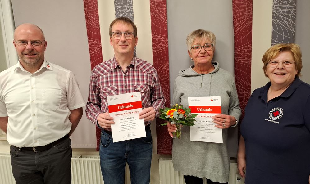 Henning Krause und Bettina Hartung umrahmen Karin Kambach und Stefan Dröge bei deren Ehrung (Foto: C. Appun) Henning Krause und Bettina Hartung umrahmen Karin Kambach und Stefan Dröge bei deren Ehrung (Foto: C. Appun)