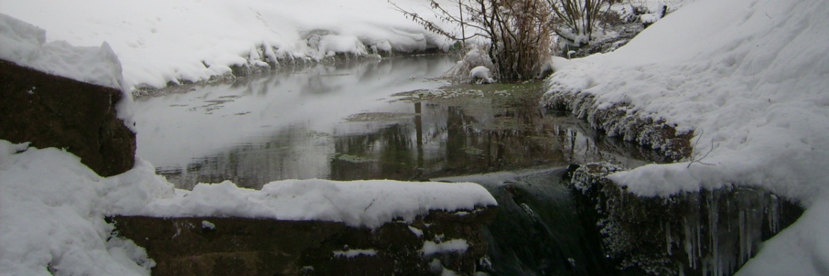 Eine (Nette-) quelle aus Schnee und Eis