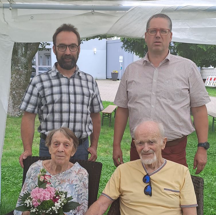 Bildunterschrift: Das Jubelpaar Änne und Hans Schüttler sitzend und im Hintergrund von links Jens-Walter Dröge und Christian Appun, Foto: H. Appun 2023 09 01 Das Jubelpaar Änne und Hans Schüttler