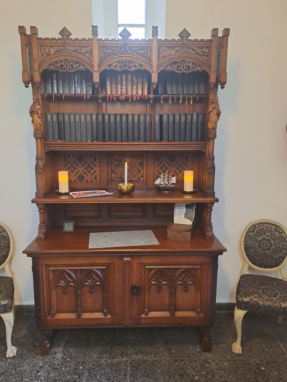 neuer historischer Schrank im Eingangsbereich, Foto: Appun neuer historischer Schrank im Eingangsbereich, Foto: Appun
