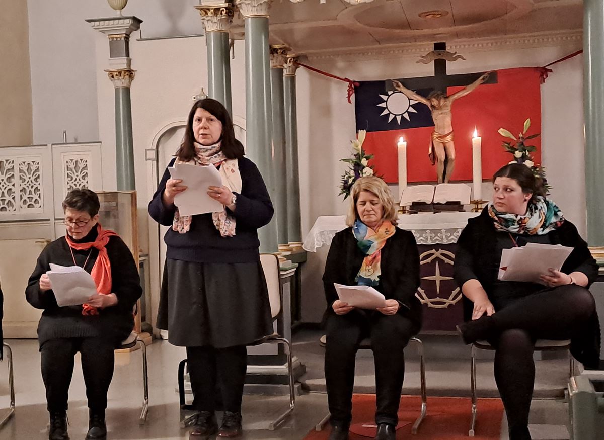 Pfarrer Elena Bondarenko
spricht den theologischen Part, Foto C. Appun Ein Herz für Taiwan, Foto C. Appun
