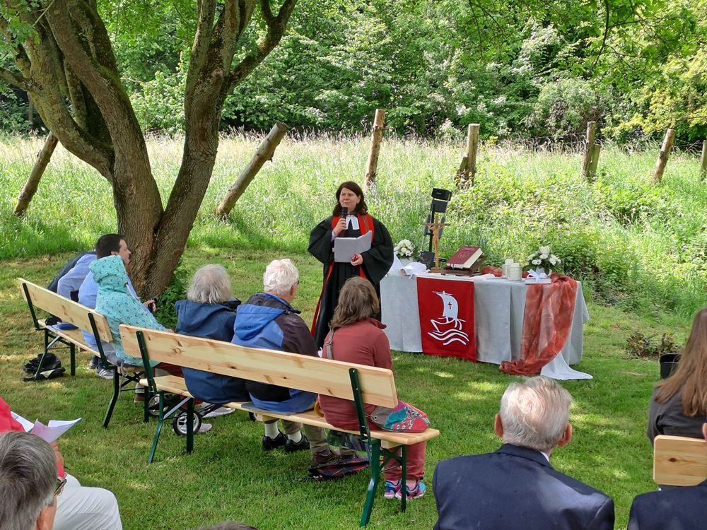 Pfarrerin Elena Bondarenko begrüßt zum Gottesdienst an der Nettequelle, Foto: C. Appun Pfarrerin Elena Bondarenko begrüßt zum Gottesdienst an der Nettequelle, Foto: C. Appun