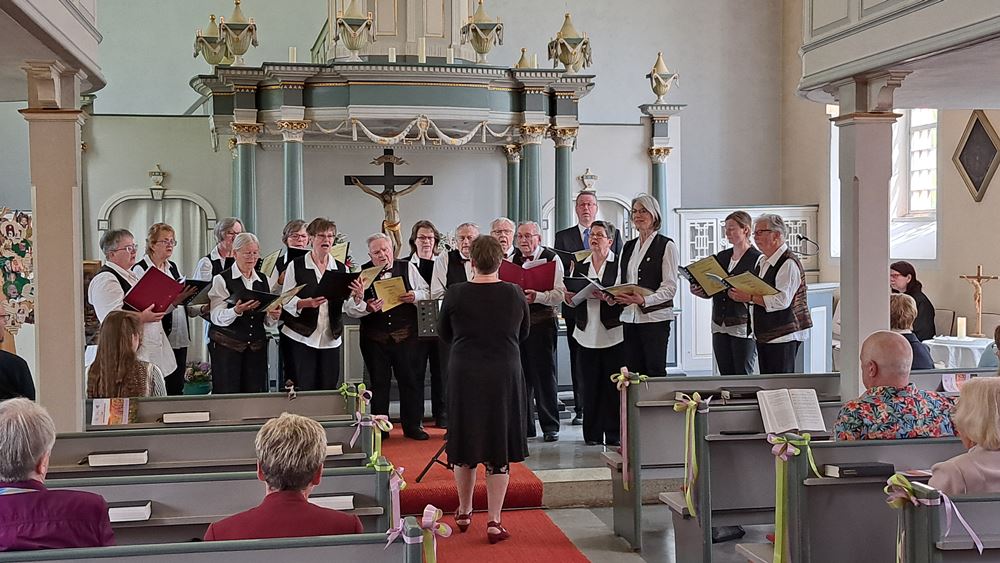Der Gemischte Chor gestaltet den Gottesdienst mit, Foto: Mirwald