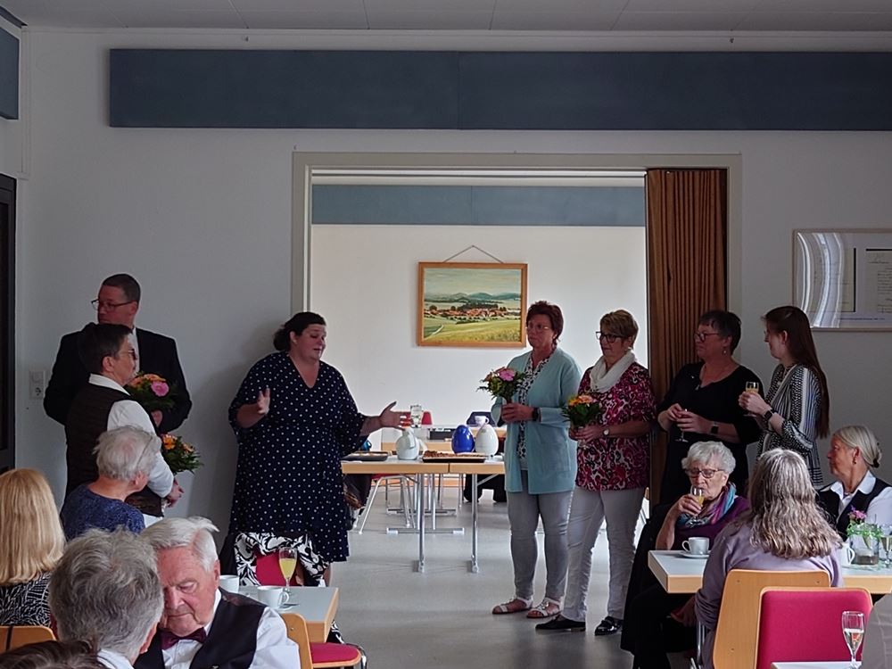 Melanie Reinecke dankt für den Förderverein dem alten Kirchenvorstand, Foto: Dröge