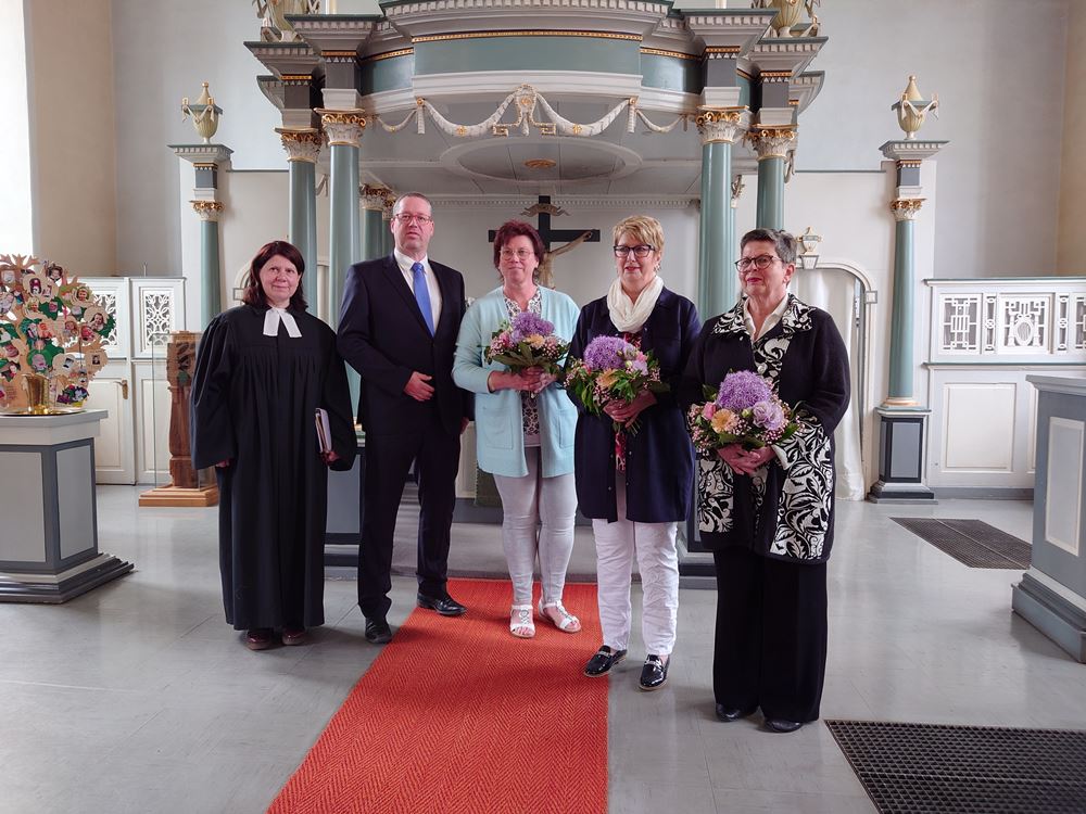 Pfarrerin Elena Bondarenko und Christian Appun dankten Claudia Wasmus, Vera Meißner und Irmtraut Keunecke (v.l.) Tanja Balzer-Paepke war nicht anwesend, Foto: Dröge