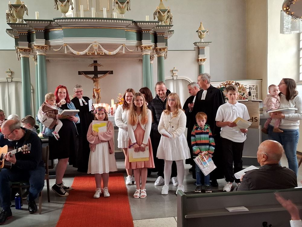 Tauffest an der Nettequelle, in der Kirche und am DGH Herrhausen, Fotos: Loske, Appun, Zintgraf, Dürkop Tauffest an der Nettequelle, in der Kirche und am DGH Herrhausen, Fotos: Loske, Appun, Zintgraf, Dürkop