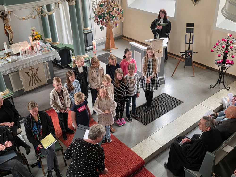 Tauffest an der Nettequelle, in der Kirche und am DGH Herrhausen, Fotos: Loske, Appun, Zintgraf, Dürkop Tauffest an der Nettequelle, in der Kirche und am DGH Herrhausen, Fotos: Loske, Appun, Zintgraf, Dürkop