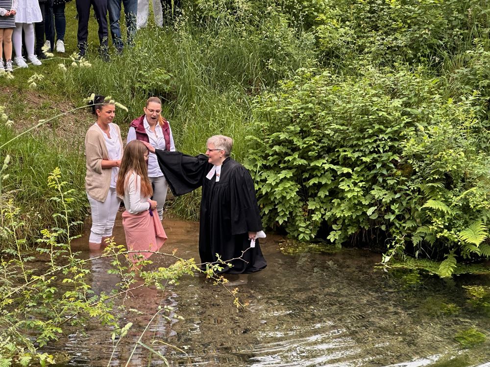 Tauffest an der Nettequelle, in der Kirche und am DGH Herrhausen, Fotos: Loske, Appun, Zintgraf, Dürkop Tauffest an der Nettequelle, in der Kirche und am DGH Herrhausen, Fotos: Loske, Appun, Zintgraf, Dürkop