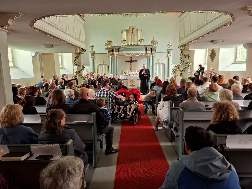 Tauffest an der Nettequelle, in der Kirche und am DGH Herrhausen, Fotos: Loske, Appun, Zintgraf, Dürkop Tauffest an der Nettequelle, in der Kirche und am DGH Herrhausen, Fotos: Loske, Appun, Zintgraf, Dürkop