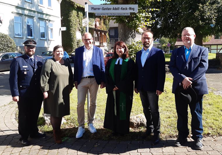 Ortsbrandmeister Markus Klaßen, Melanie Reinecke vom Förderverein, Bürgermeister Erik Homann, Pfarrerin Elena Bondarenko, Ortsbürgermeister Jens-Walter Dröge, Ortschronist Torsten Warnecke Ortsbrandmeister Markus Klaßen, Melanie Reinecke vom Förderverein, Bürgermeister Erik Homann, Pfarrerin Elena Bondarenko, Ortsbürgermeister Jens-Walter Dröge, Ortschronist Torsten Warnecke